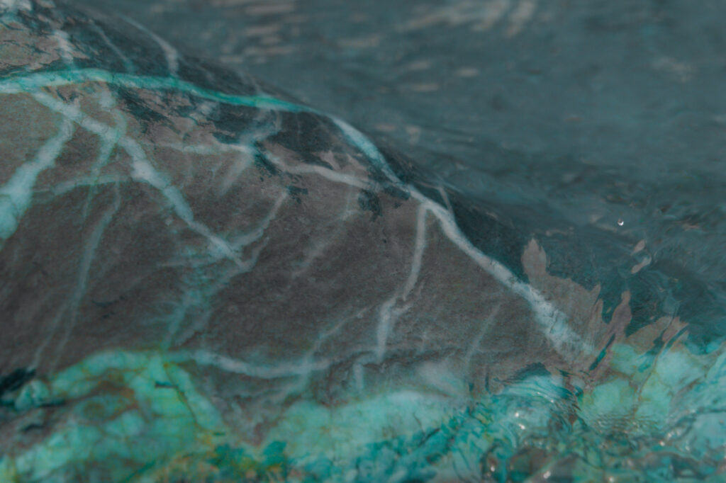 Wasser vom Berg. Und Licht vom Himmel. Und Stein mit Ader. Und Mensch mit Maschine, Pixelmaschine.
Und KLICK. You press the button. We give you the rest...